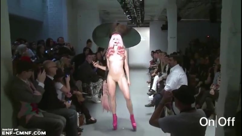 Показ мод с голыми моделями