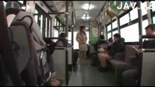Cmnf, oon – японскую эксгибиционистку лапают в автобусе