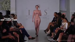 Cfnf, голые на подиуме – красивые девушки демонстрируют аксессуары, прохаживаясь голыми по подиуму
