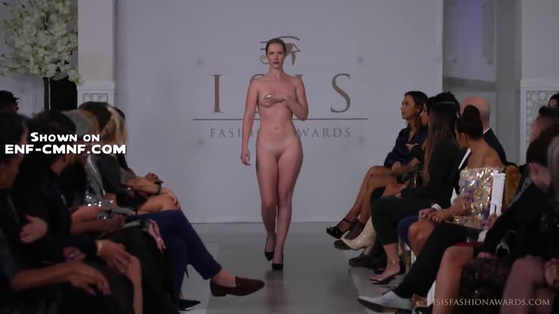 Cfnf, голые на подиуме – красивые девушки демонстрируют аксессуары, прохаживаясь голыми по подиуму