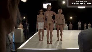 Cfnf, голая на сцене – героиню спектакля раздевают догола две одетые женщины