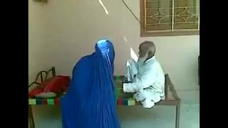 بابا البنجابية الباكستانية مستعدة لمهرجان اللعنة