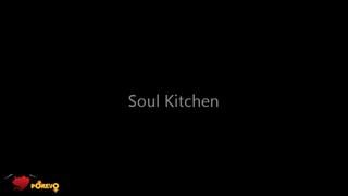 Насаживает девочку на здоровый член / домашнее порно