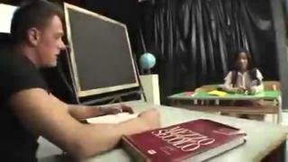 Транс школьница мулатка в школьной форме юбке и чулках выебана своим учителем