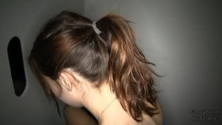 Сосет много хуев через дырку в туалете