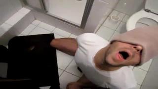 Двое мужиков ссут парню в рот (гей порно, минет)