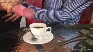 Жена с утра доит мой член чтобы добыть сперму для кофе