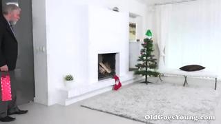 Старпер подарил своей похотливой внучке член, та оценила подарок и решила отблагодарить деда сексом","duration"