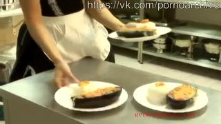 Горничная сосёт под столом гостям #минет