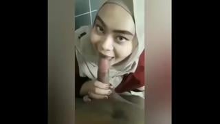 Bokep Indonesia Cewek Jilbab Ngemut Kontol (2) Mp4