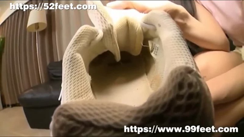 在线播放 日本小美女穿运动鞋的脚看着都臭 吾爱美脚 我爱美脚 艾彩原创视频 在线看tk恋足捆绑女奴视 mp4